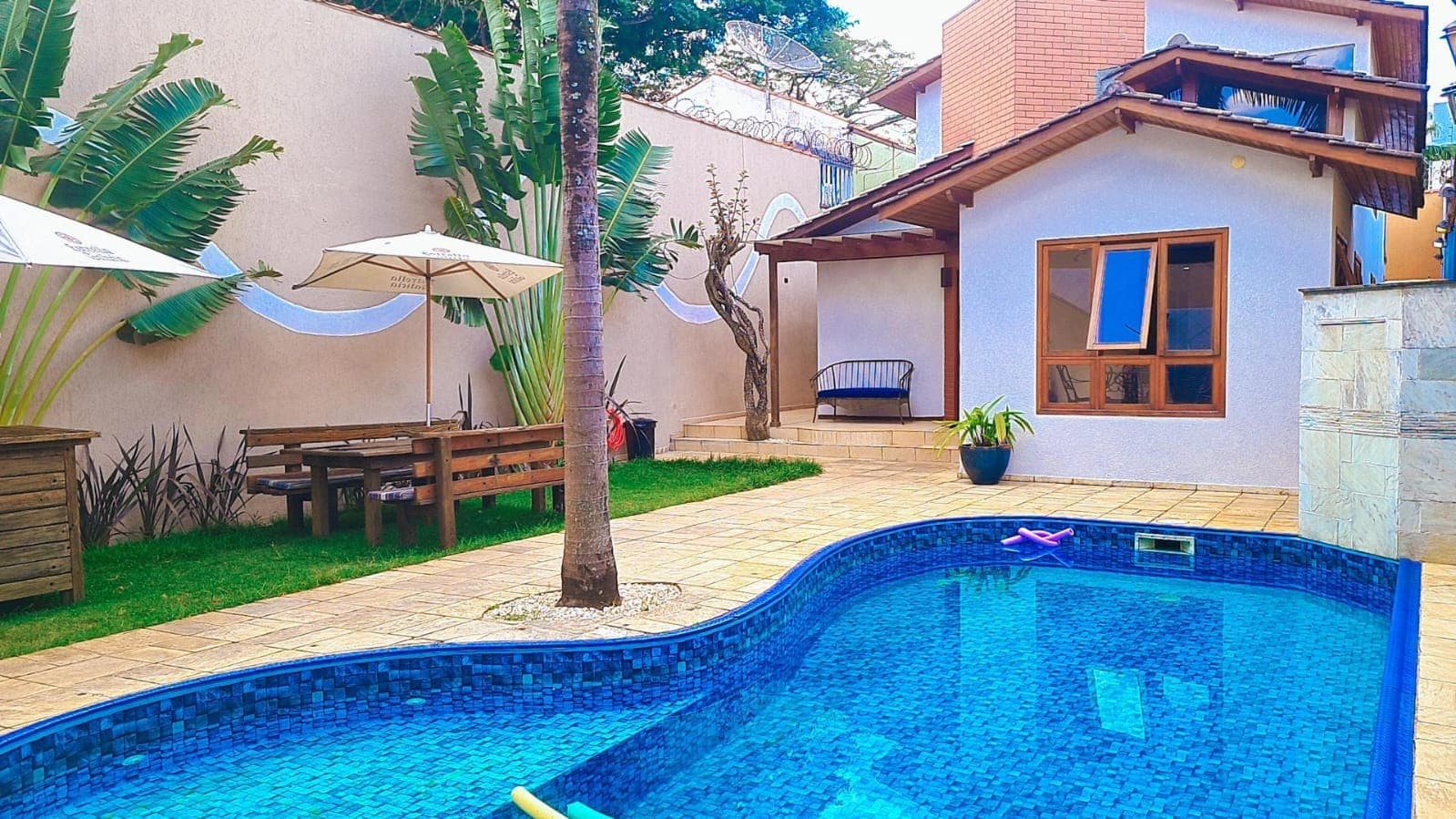 Piscina e área de lazer de uma das casas da Click Hostel, a 180 metros do São Paulo Expo
