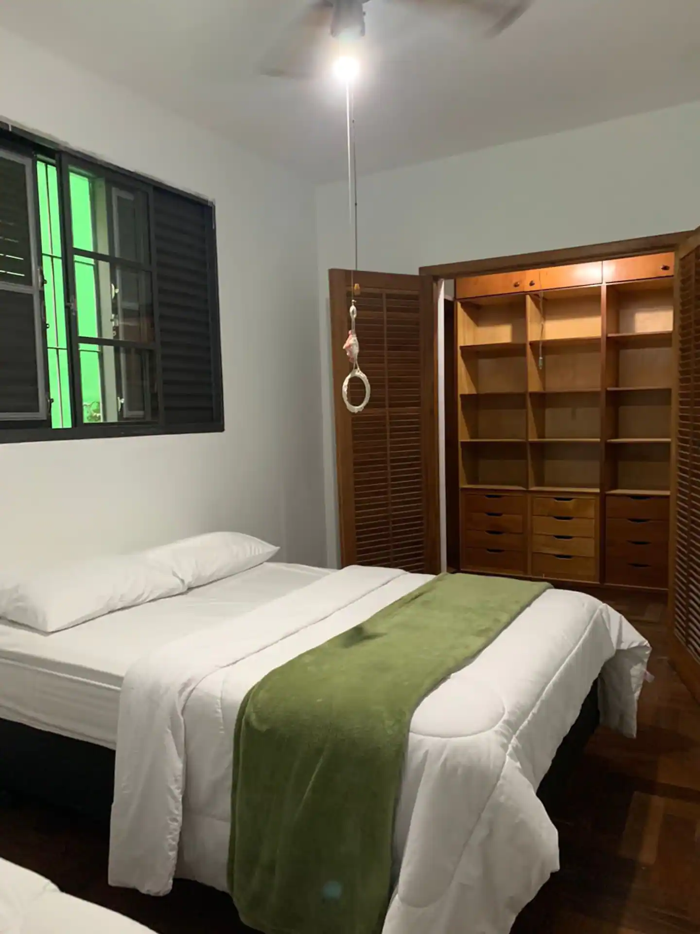 Suíte master com luz natural