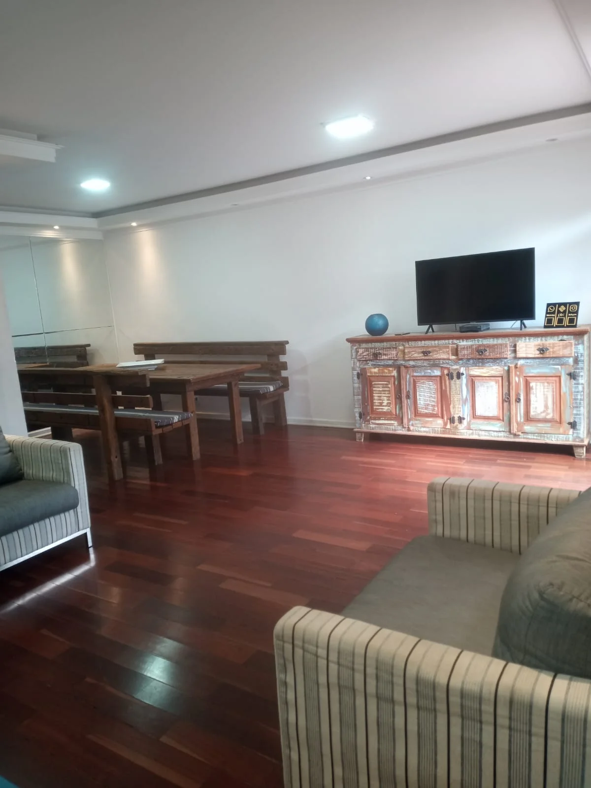 Sala aconchegante e moderna